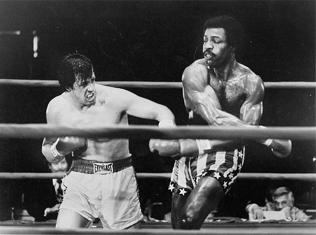 Rocky Balboa (Sylvester Stallone,  esq.) enfrenta Apollo Creed (Carl Weathers) em cena do filme 'Rock - O Lutador', de 1976