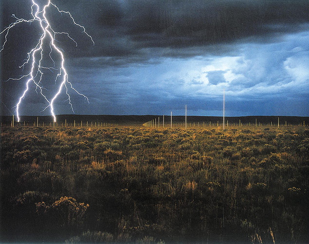"The Lightning Field" (1977), obra ambiental de Walter de Maria, extrada do livro "The Art Book"