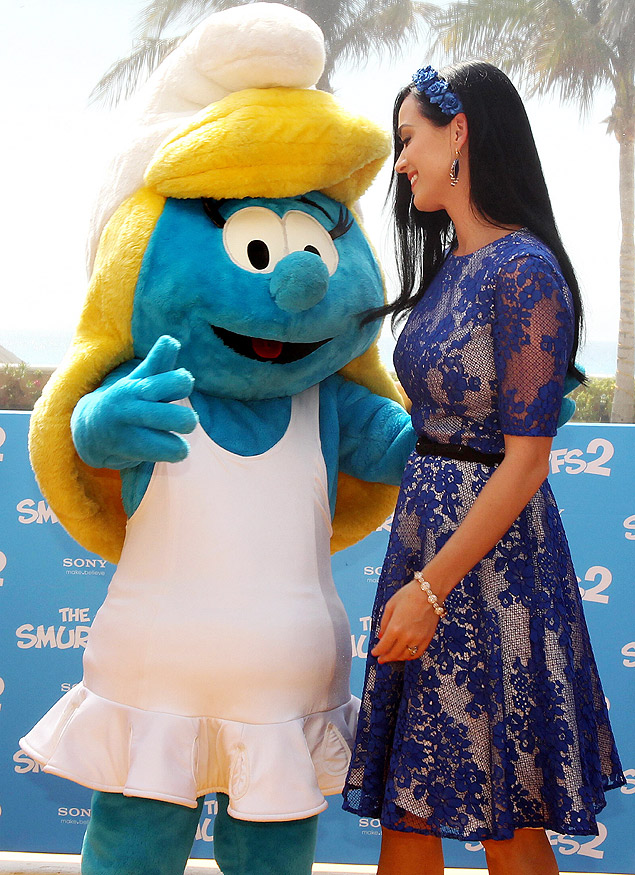 A cantora Katy Perry com pessoa vestida de Smurfette em lanamento do filme 'Smurfs 2'