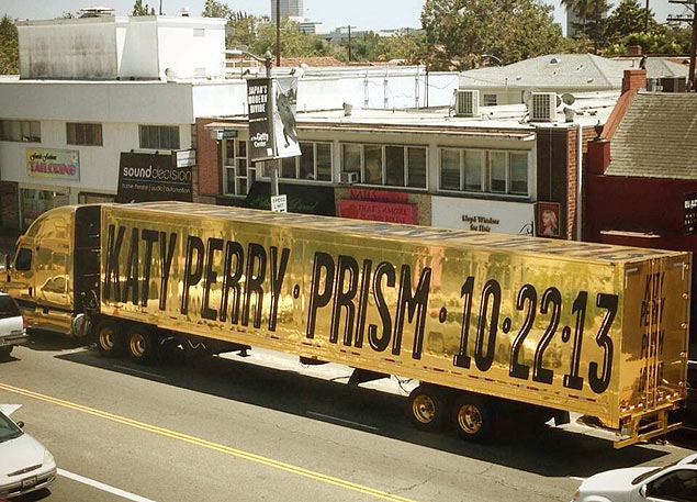 O caminhão dourado anunciando show de Katy Perry, em Los Angeles