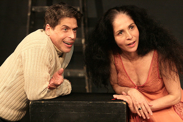 Rubens Caribé e Mariana Muniz em cena em "Berro", peça dirigida por Eduardo Tolentino, que traz influências de Pirandello e Beckett