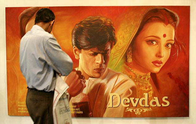 Visitante observa reproduo de cartaz de filme na exposio comemorativa dos 100 anos de Bollywood, em Nova Deli 
