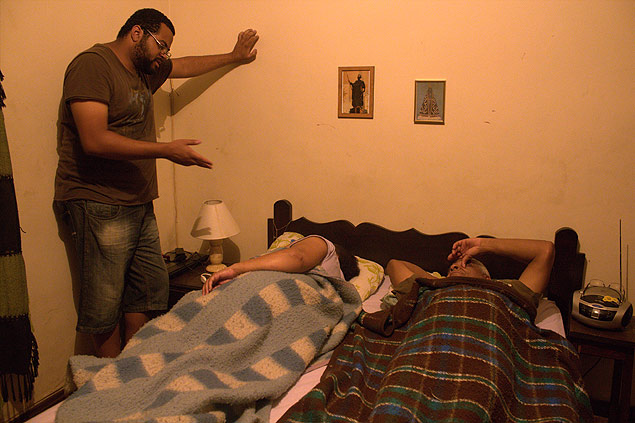 Andr Novais (esq.) dirige seus pais durante gravaes do filme 'Ela Volta na Quinta'