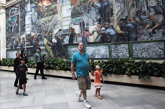 Visitantes passam em frente ao mural de Diego Rivera, no Instituto de Artes de Detroit, nos Estados Unidos