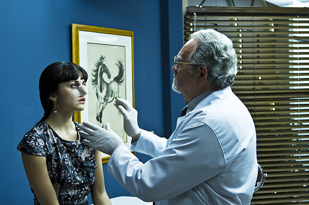 A paciente Viviane (Las Marques) e o cirurgio Alex (Antonio Petrin); ela quer ter um nariz igual ao de Michael Jackson