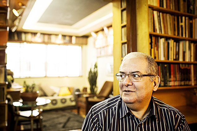 O poeta Frederico Barbosa na sala de sua casa em So Paulo