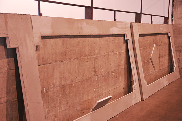 Instalao de Debora Bolsoni, que criou molduras para o concreto aparente do museu