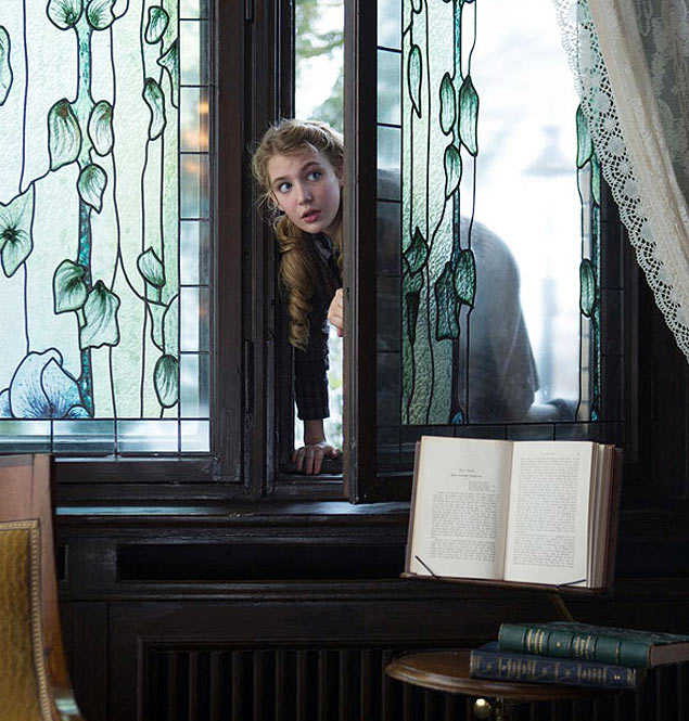 A atriz franco-canadense Sophie Nlisse em cena do filme "A Menina que Roubava Livros" 