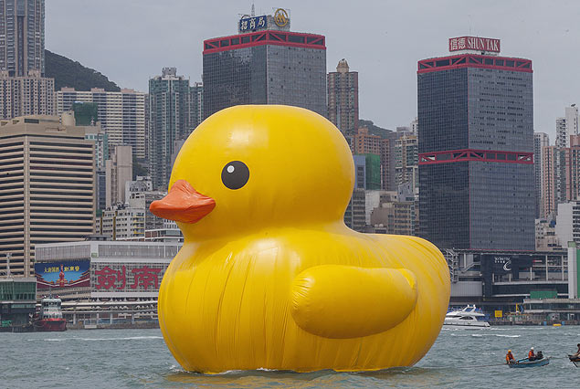 O pato gigante do artista holands Florentijn Hofman no porto Victoria de Hong Kong 