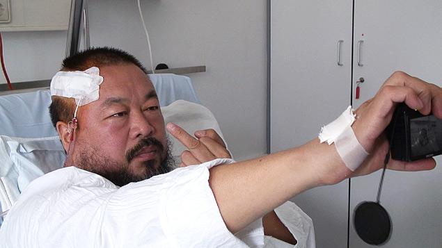 Ai Weiwei fotografa o próprio rosto machucado em cena do documentário 'Sem Perdão'