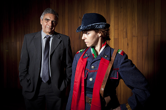 O jornalista Paulo Markun e a atriz Lucienne Guedes, caracterizada como Anitta Garibaldi, 'convidada' do talk-show