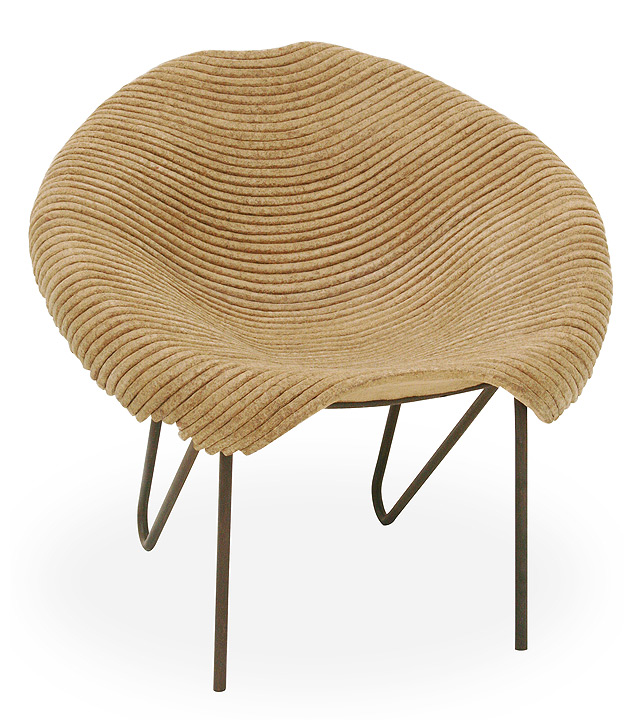 Cadeira feita de massa de papel kraft reciclado por Domingos Ttora, que ser lanada durante o festival Design Weekend