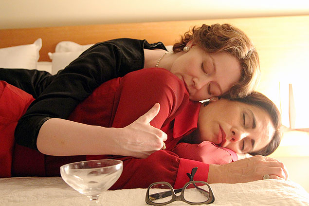 As personagens Lota de Macedo Soares (Glria Pires) e Elizabeth Bishop (Miranda Otto) em cena do filme "Flores Raras" 