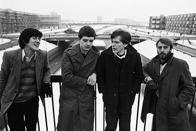 Os msicos Stephen Morris (bateria), Ian Curtis (cantor), Bernard Summer (guitarra) e Peter Hook (baixo), posam para o fotgrafo Kevin Cummins, em foto tirada em janeiro de 1979.