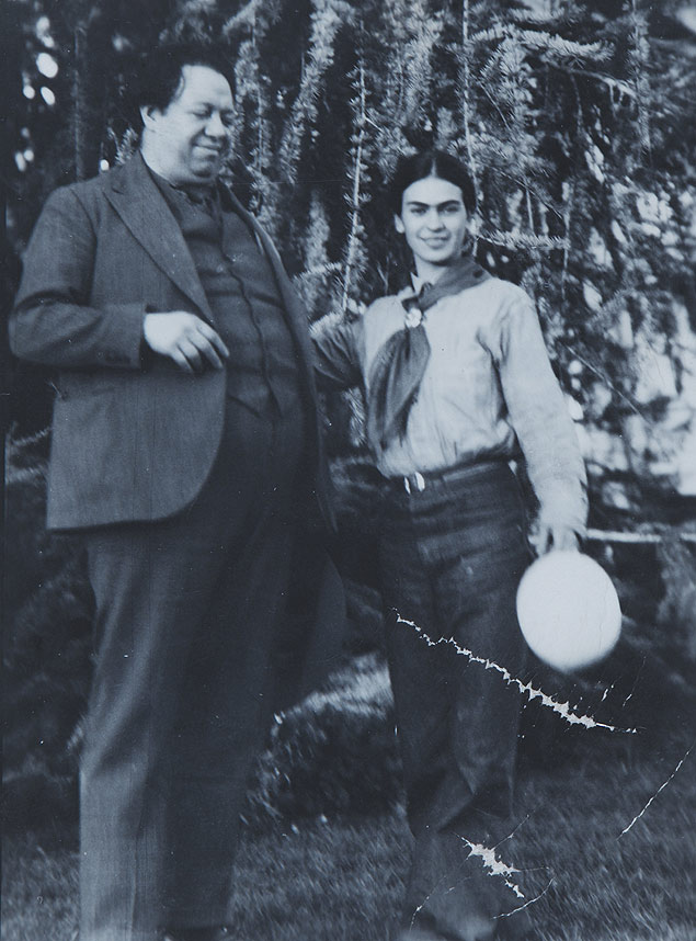 Diego Rivera e Frida visitam local onde o botânico Luther Bubanks foi enterrado, nos EUA