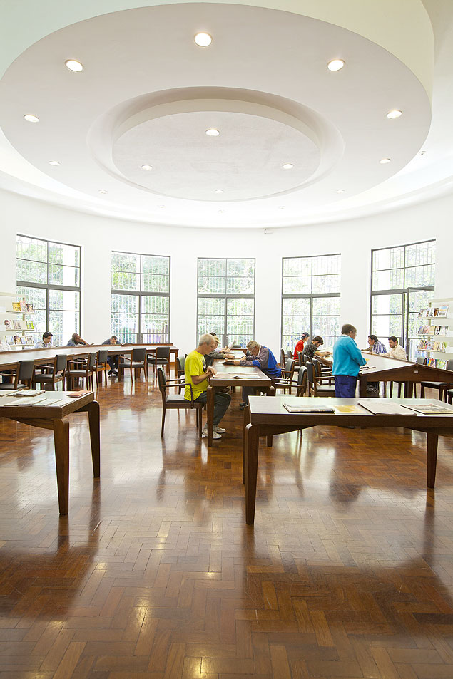 Sala de periódicos da biblioteca, aberta ao público
