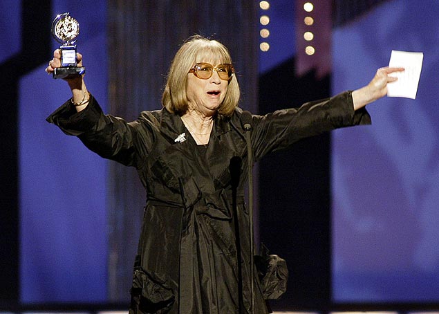 A atriz Julie Harris, que morreu neste sábado, recebe prêmio Tony pelo conjunto da obra, em 2002