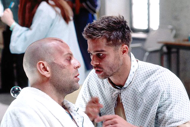 Bruce Willis (esq.) e Brad Pitt em cena de 'Os 12 Macacos', de 1995