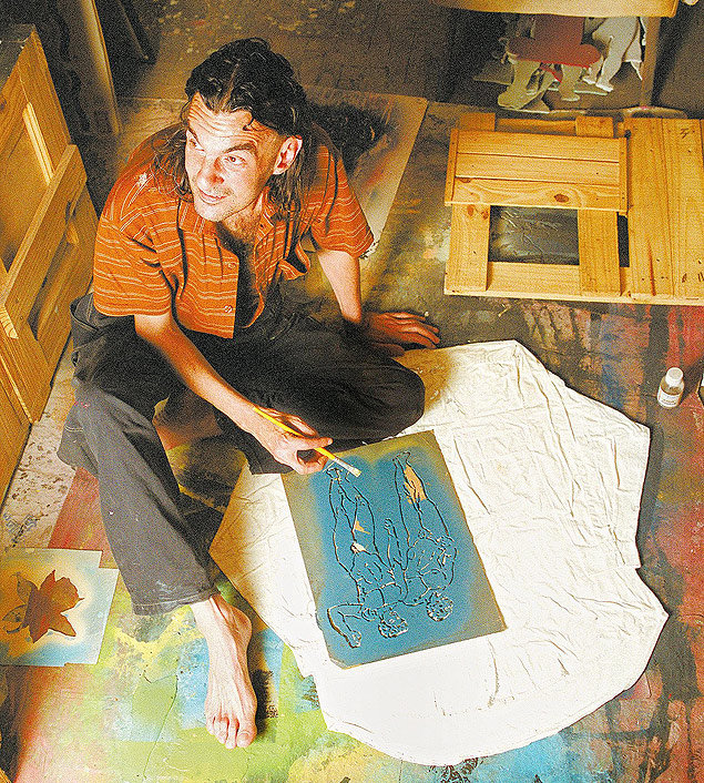 O artista plstico Hudinilson Jr pinta no cho de seu apartamento em So Paulo em foto de 2004