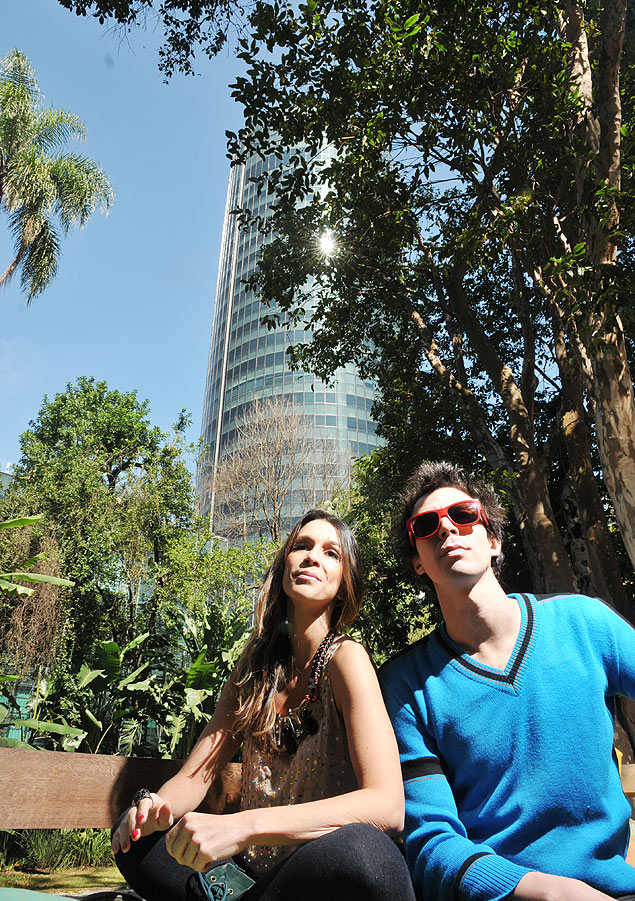 a apresentadora Sarah Oliveira e seu irmão, o cineasta Esmir Filho