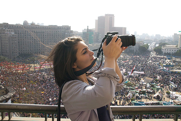 A diretora Hanan Abdalla fotografa manifestao na praa Tahir, no Cairo, em 2011