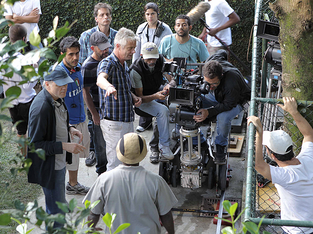 O cineasta ingls Stephen Daldry em filmagem na carceragem da Polinter de So Gonalo, no Rio