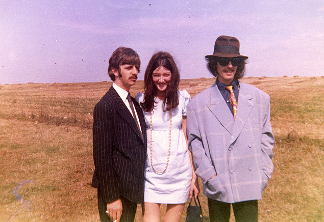 Freda Kelly posa com Ringo Starr (esq.) e George Harrison (dir.) em foto datada de 1967