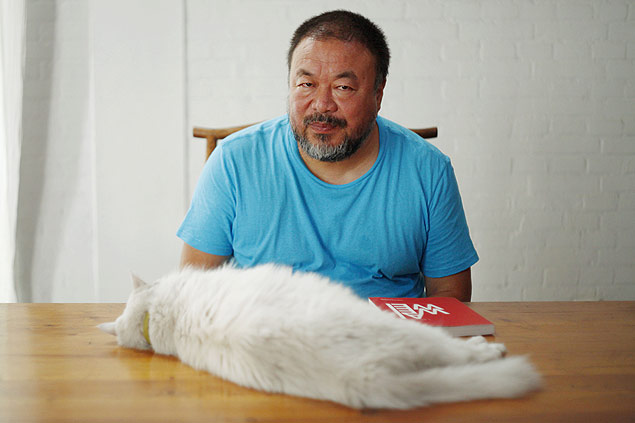 Ai Weiwei com um de seus gatos na casa-estdio, em Pequim
