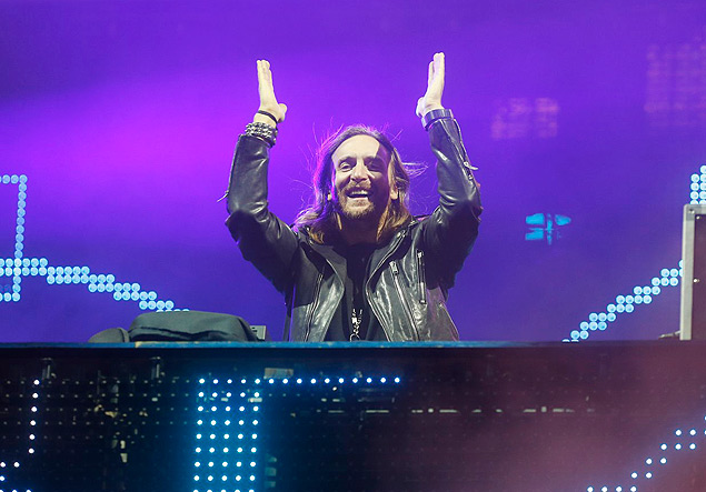 O DJ David Guetta se apresenta no festival Tomorrowland neste domingo (20); evento tem transmissão grátis