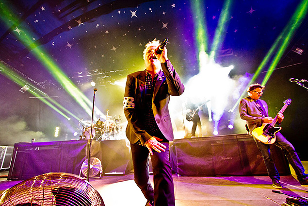 Dexter Holland (centro), vocalista do The Offspring, em show