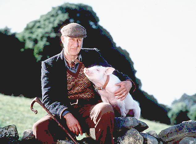O ator James Cromwell com o porquinho Babe 