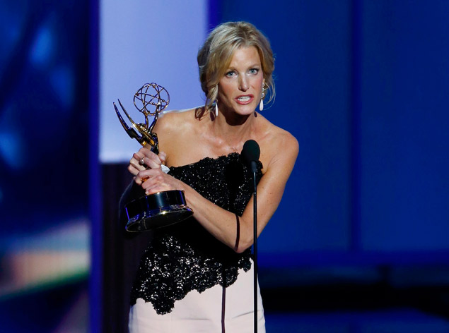 Anna Gunn recebe prmio no Emmy de 2013