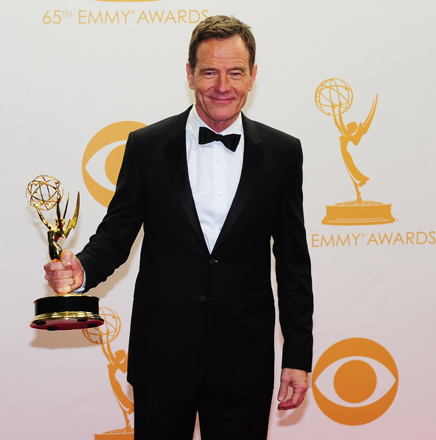 O ator Bryan Cranston posa com Emmy conquistado no último domingo (23)