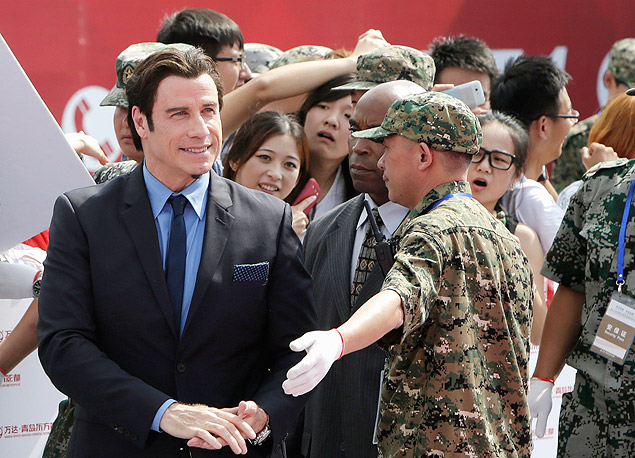 Ator americano John Travolta participa de evento na China, no lanamento do maior estdio de cinema do mundo