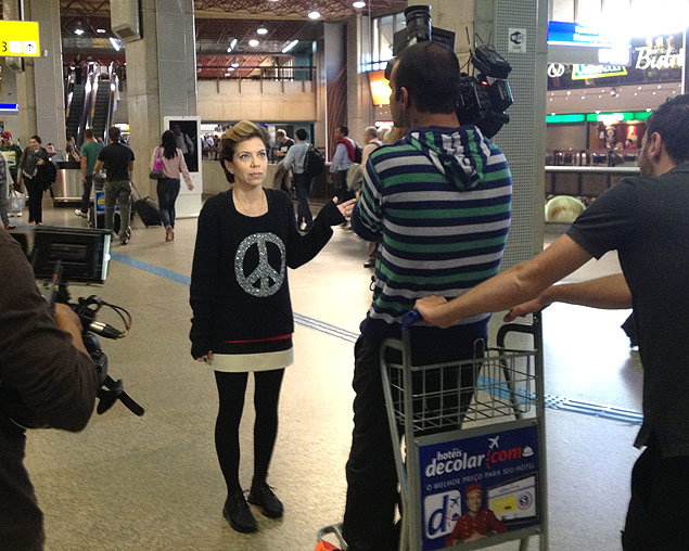 Astrid Fontenelle grava o programa 'Chegadas e Partidas' (do GNT) no Aeroporto Internacional de São Paulo, em Cumbica