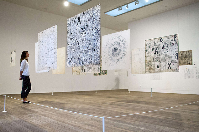 Funcionria da Tate Modern observa obras de Mira Schendel, em exposio no museu londrino a partir desta quarta-feira 