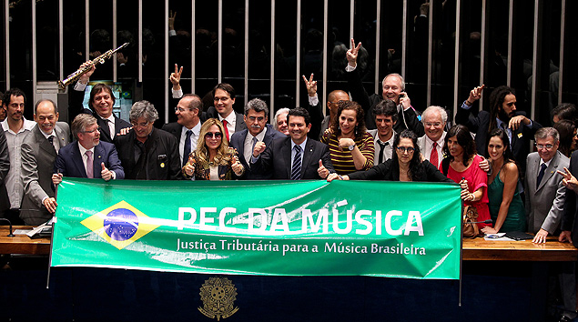 Artistas e políticos comemoram a aprovação da PEC da Música no plenário do Senado