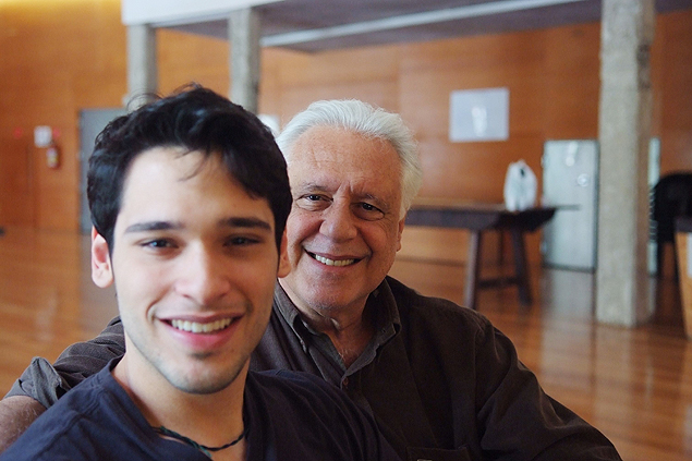 Os atores Bruno (esq.) e seu pai, Antonio Fagundes, durante ensaio de 'Tribos', no Tuca