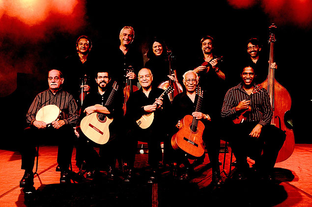 Izaas Bueno (ao centro, sentado, com bandolim) ao lado dos Seus Chores e do Quintal Brasileiro, em foto de divulgao do disco 'Valsas e Retratos', em homenagem ao maestro Radams Gnattali, lanado em 2012