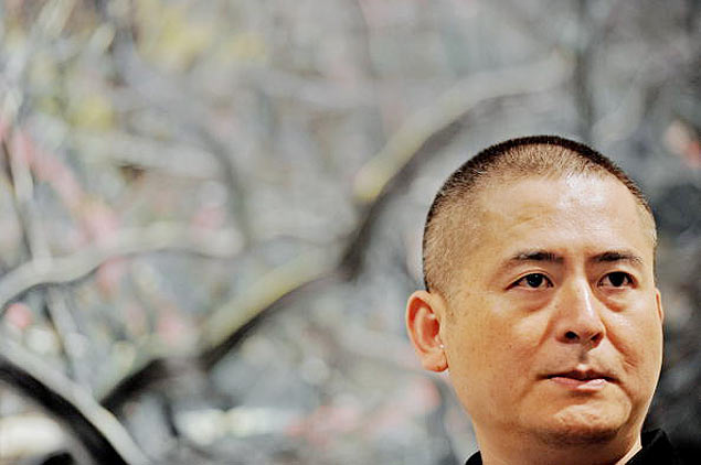 O artista chins Zeng Fanzhi numa entrevista coletiva em Xangai em 2010