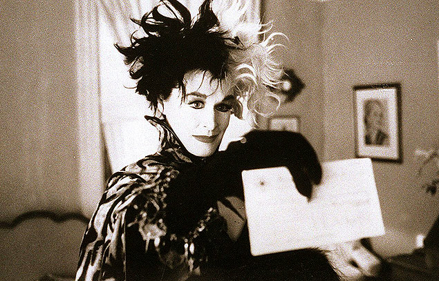 A atriz Glenn Close como Cruella em cena do filme '101 Dálmatas', de 1996