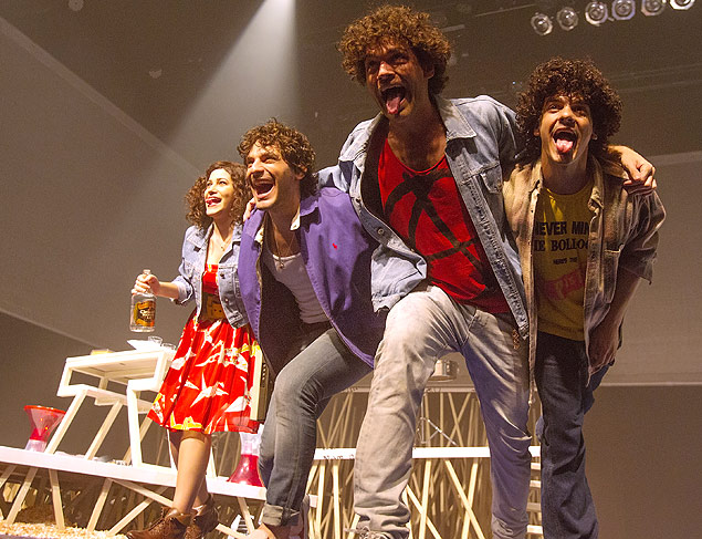 Yasmin Gomlevsky (Bebel Gilberto), Bruno Narchi (Serginho), Emlio Dantas (Cazuza) e Saulo Sargento (D Palmeira) no musical