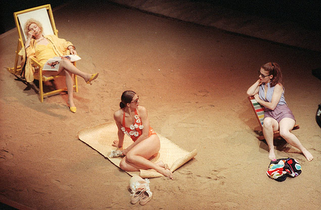 Atrizes Maria Della Costa (esq.), Giovanna De Toni (meio) e Malu Bierrenbach na pea 'Tpico Romntico', em 1992