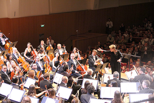 Marin Alsop conduz os integrantes da Osesp no concerto realizado na ltima segunda-feira, na Aalle Pleyel, em Paris