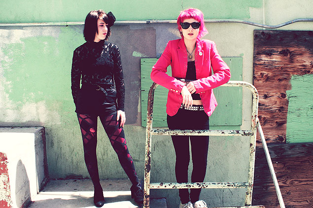 Gwendoline ( esq.) e Lucy Giles, as irms que formam a dupla de pop rock Dog Party