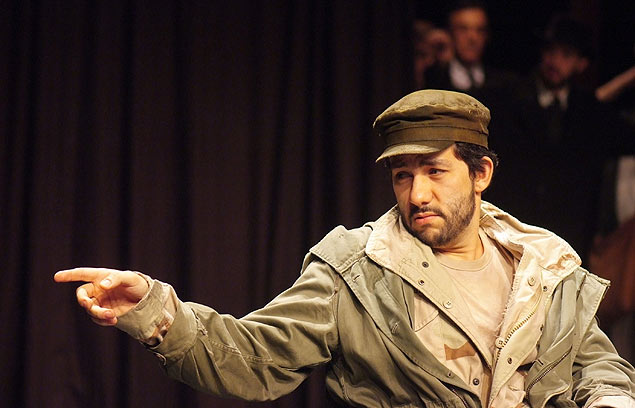 Leonardo Ventura em cena da peça 'Nossa Cidade', que se passa no início do século 20