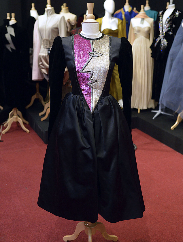 O vestido de Yves Saint Laurent denominado "Picasso", um dos 313 itens que sero leiloados em Paris