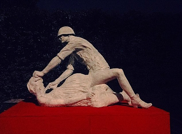 A escultura 'Komm Frau', que foi removida de cidade polonesa por ser considerada inapropriada