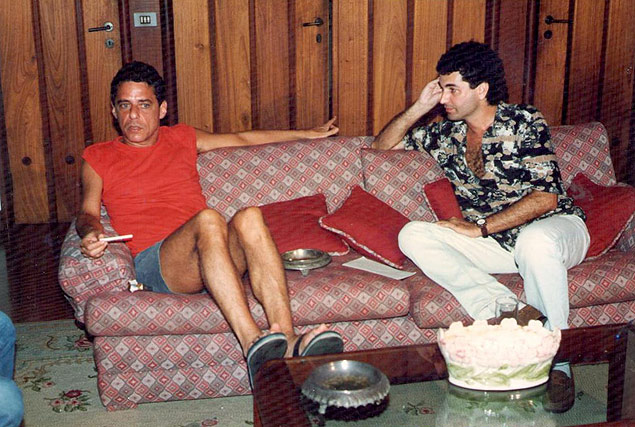 Chico Buarque (esq.) com o escritor Paulo Csar de Arajo, em entrevista em 1992