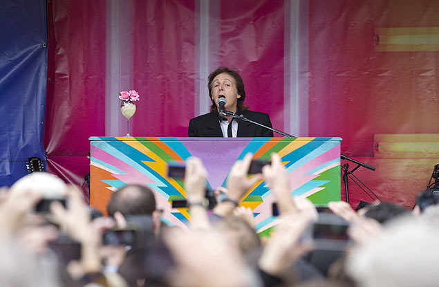 O músico Paul McCartney durante concerto em Londres
